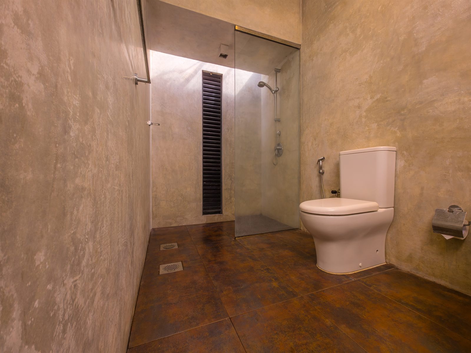 Deluxe Room bathroom shower and toilet